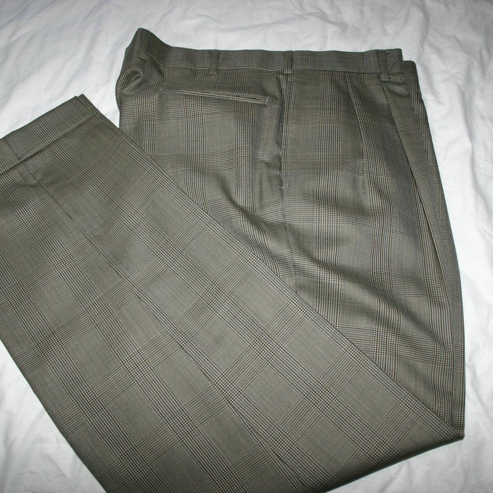Brown Plaid with Navy Lines. Jos A Bank Gaberdine Wool 38 x 32.5